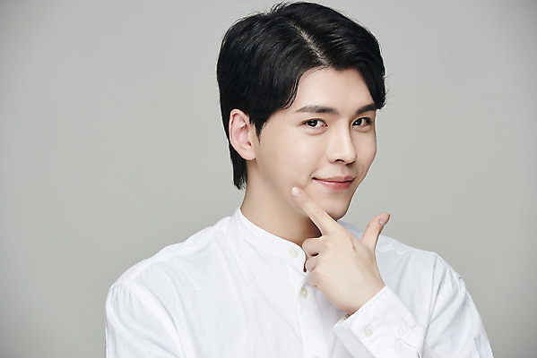 포토 JPG 스튜디오촬영 응시 남자 회색배경 실내 한명 미소 상반신 20대 성인 앞모습 뷰티 한국인 브이 의료성형뷰티 성인남자한명만 국내포토 1 시선 뷰포인트 백그라운드 표정 사람 동양인 손짓 청년 내부 회색 남자한명만 성인남자만 파일형식