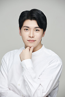 포토 JPG 스튜디오촬영 응시 남자 회색배경 실내 한명 미소 상반신 20대 성인 앞모습 뷰티 턱괴기 한국인 의료성형뷰티 성인남자한명만 국내포토 1 시선 뷰포인트 백그라운드 모션 표정 사람 동양인 청년 내부 회색 남자한명만 성인남자만 파일형식