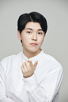 포토 JPG 스튜디오촬영 응시 남자 회색배경 실내 한명 손짓 상반신 20대 성인 앞모습 뷰티 한국인 의료성형뷰티 성인남자한명만 국내포토 1 시선 뷰포인트 백그라운드 모션 사람 동양인 청년 내부 회색 남자한명만 성인남자만 파일형식