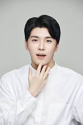 포토 JPG 스튜디오촬영 응시 남자 회색배경 실내 한명 손짓 상반신 20대 성인 앞모습 뷰티 한국인 의료성형뷰티 성인남자한명만 국내포토 1 시선 뷰포인트 백그라운드 모션 사람 동양인 청년 내부 회색 남자한명만 성인남자만 파일형식