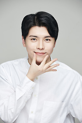 포토 JPG 스튜디오촬영 응시 남자 회색배경 실내 한명 미소 손짓 상반신 20대 성인 앞모습 뷰티 한국인 성형수술 의료성형뷰티 성인남자한명만 국내포토 1 시선 뷰포인트 백그라운드 모션 표정 사람 동양인 청년 내부 회색 수술 남자한명만 성인남자만 파일형식