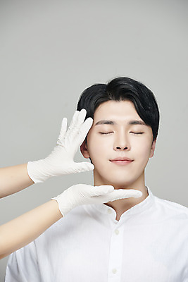 포토 JPG 스튜디오촬영 손 남자 회색배경 실내 한명 미소 상반신 20대 성인 앞모습 신체부위 뷰티 눈감음 한국인 성형수술 의료성형뷰티 성인남자한명만 국내포토 1 뷰포인트 백그라운드 모션 표정 사람 동양인 청년 내부 회색 수술 남자한명만 성인남자만 파일형식