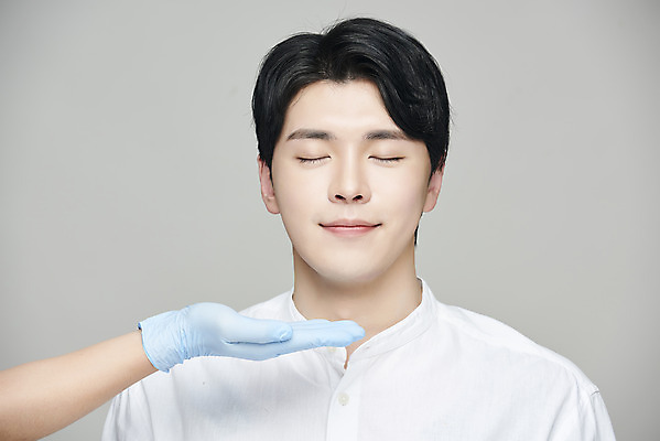 포토 JPG 스튜디오촬영 손 남자 회색배경 실내 한명 미소 상반신 20대 성인 앞모습 신체부위 뷰티 눈감음 한국인 성형수술 의료성형뷰티 성인남자한명만 국내포토 1 뷰포인트 백그라운드 모션 표정 사람 동양인 청년 내부 회색 수술 남자한명만 성인남자만 파일형식