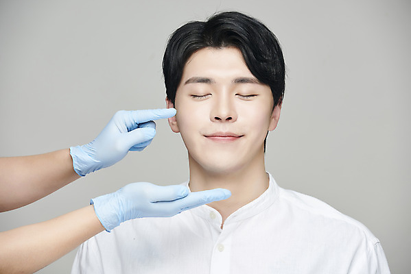 포토 JPG 스튜디오촬영 손 남자 회색배경 실내 한명 미소 상반신 20대 성인 앞모습 신체부위 뷰티 눈감음 한국인 가리킴 성형수술 의료성형뷰티 성인남자한명만 국내포토 1 뷰포인트 백그라운드 모션 표정 사람 동양인 손짓 청년 내부 회색 수술 남자한명만 성인남자만 파일형식