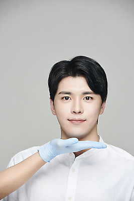 포토 JPG 스튜디오촬영 손 응시 남자 회색배경 실내 한명 미소 상반신 20대 성인 앞모습 신체부위 뷰티 한국인 성형수술 의료성형뷰티 성인남자한명만 국내포토 1 시선 뷰포인트 백그라운드 표정 사람 동양인 청년 내부 회색 수술 남자한명만 성인남자만 파일형식