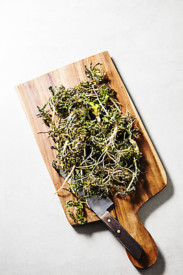 포토 JPG 식재료 실내 사람없음 하이앵글 충청남도 흰배경 특산물 나물 식칼 나무도마 냉이 봄나물 서산 제철음식 국내포토 음식 뷰포인트 백그라운드 채소 주방용품 도마 내부 목재 흰색 충청도 제철 파일형식