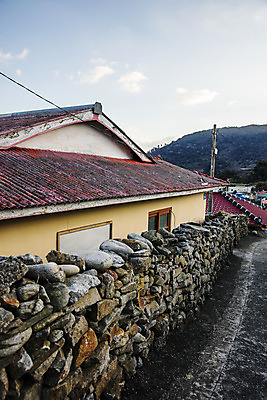 포토 JPG 주간 하늘 산 주택 돌담 사람없음 야외 마을 전라남도 어촌 거문도 국내포토 자연요소 섬 건물 담장 돌_바위 시골 전라도 여수 파일형식