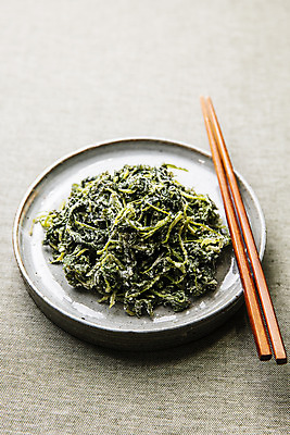 포토 JPG 그릇 음식 젓가락 회색배경 실내 사람없음 전라남도 특산물 거문도 쑥 제철 제철음식 산나물 국내포토 식기 섬 백그라운드 채소 수저 내부 회색 전라도 나물 여수 파일형식