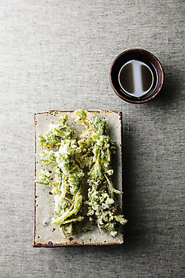 포토 JPG 그릇 음식 회색배경 실내 사람없음 하이앵글 튀김 전라남도 특산물 간장 종지 거문도 쑥 제철 제철음식 국내포토 식기 뷰포인트 섬 백그라운드 채소 내부 회색 양념 전라도 여수 파일형식