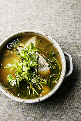 포토 JPG 음식 회색배경 실내 사람없음 하이앵글 냄비 전라남도 특산물 매운탕 거문도 쑥 제철 제철음식 국내포토 뷰포인트 섬 백그라운드 채소 내부 회색 솥 전라도 탕 여수 파일형식