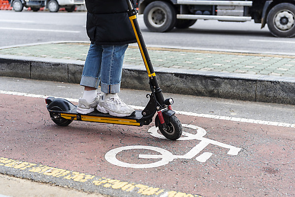 포토 JPG 주간 남자 한명 서기 20대 성인 야외 옆모습 운전 한국인 하반신 교통안전 자전거도로 성인남자한명만 전동퀵보드 모빌리티 국내포토 자연요소 1 육상교통 교통수단 뷰포인트 모션 안전 사람 동양인 청년 전용도로 퀵보드 남자한명만 성인남자만 파일형식