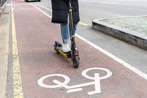 포토 JPG 주간 남자 한명 서기 20대 성인 야외 앞모습 운전 한국인 하반신 교통안전 자전거도로 성인남자한명만 전동퀵보드 모빌리티 국내포토 자연요소 1 육상교통 교통수단 뷰포인트 모션 안전 사람 동양인 청년 전용도로 퀵보드 남자한명만 성인남자만 파일형식