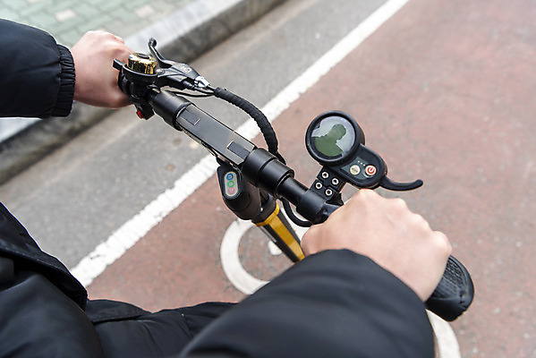 포토 JPG 주간 손 남자 손잡이 한명 상반신 20대 성인 야외 옆모습 신체부위 운전 한국인 잡기 교통안전 자전거도로 성인남자한명만 전동퀵보드 모빌리티 국내포토 자연요소 1 육상교통 교통수단 뷰포인트 모션 안전 사람 동양인 청년 전용도로 퀵보드 남자한명만 성인남자만 파일형식