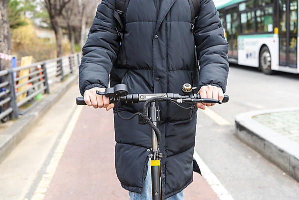 포토 JPG 주간 남자 한명 서기 상반신 20대 성인 야외 앞모습 운전 한국인 잡기 교통안전 자전거도로 성인남자한명만 전동퀵보드 모빌리티 국내포토 자연요소 1 육상교통 교통수단 뷰포인트 모션 안전 사람 동양인 청년 전용도로 퀵보드 남자한명만 성인남자만 파일형식