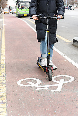 포토 JPG 주간 전신 남자 한명 20대 성인 야외 운전 한국인 잡기 교통안전 자전거도로 성인남자한명만 전동퀵보드 모빌리티 국내포토 자연요소 1 육상교통 교통수단 모션 안전 사람 동양인 청년 전용도로 퀵보드 남자한명만 성인남자만 파일형식
