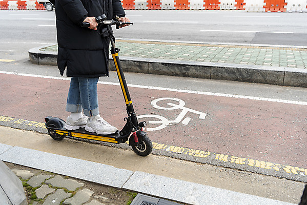 포토 JPG 주간 남자 한명 서기 20대 성인 야외 옆모습 운전 한국인 하반신 잡기 교통안전 자전거도로 성인남자한명만 전동퀵보드 모빌리티 국내포토 자연요소 1 육상교통 교통수단 뷰포인트 모션 안전 사람 동양인 청년 전용도로 퀵보드 남자한명만 성인남자만 파일형식