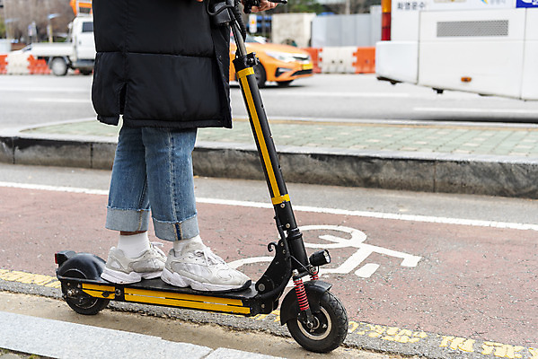 포토 JPG 주간 남자 한명 서기 20대 성인 야외 옆모습 운전 한국인 하반신 교통안전 자전거도로 성인남자한명만 전동퀵보드 모빌리티 국내포토 자연요소 1 육상교통 교통수단 뷰포인트 모션 안전 사람 동양인 청년 전용도로 퀵보드 남자한명만 성인남자만 파일형식