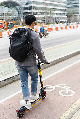 포토 JPG 주간 전신 남자 한명 서기 20대 성인 야외 뒷모습 운전 한국인 잡기 교통안전 백팩 위반 자전거도로 성인남자한명만 전동퀵보드 모빌리티 국내포토 자연요소 1 육상교통 교통수단 뷰포인트 가방 모션 안전 사람 동양인 청년 전용도로 퀵보드 남자한명만 성인남자만 파일형식