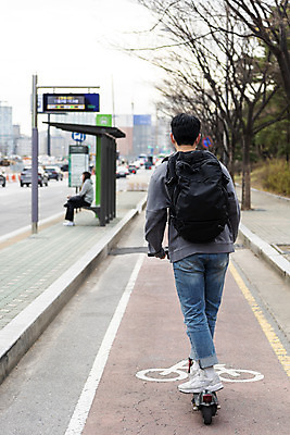 포토 JPG 주간 전신 남자 한명 서기 20대 성인 야외 뒷모습 운전 한국인 잡기 교통안전 백팩 위반 자전거도로 성인남자한명만 전동퀵보드 모빌리티 국내포토 자연요소 1 육상교통 교통수단 뷰포인트 가방 모션 안전 사람 동양인 청년 전용도로 퀵보드 남자한명만 성인남자만 파일형식