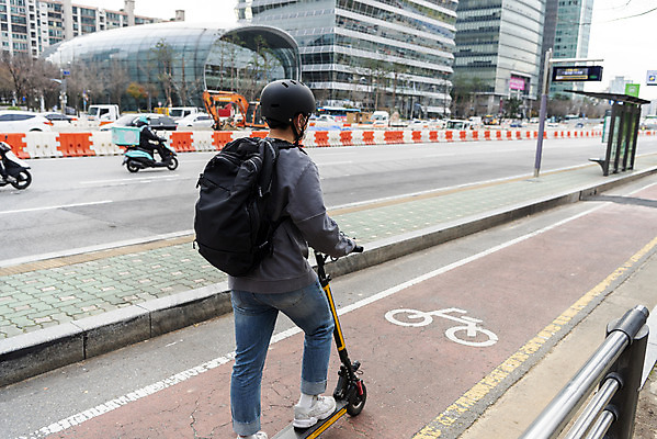 포토 JPG 주간 전신 남자 한명 서기 20대 성인 야외 뒷모습 운전 한국인 잡기 헬멧 교통안전 백팩 자전거도로 성인남자한명만 전동퀵보드 모빌리티 국내포토 자연요소 1 육상교통 교통수단 뷰포인트 가방 모션 안전 사람 동양인 청년 보호장비 전용도로 퀵보드 남자한명만 성인남자만 파일형식