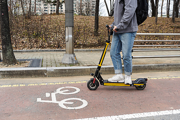 포토 JPG 주간 남자 한명 20대 성인 야외 옆모습 운전 한국인 하반신 잡기 교통안전 자전거도로 성인남자한명만 전동퀵보드 모빌리티 국내포토 자연요소 1 육상교통 교통수단 뷰포인트 모션 안전 사람 동양인 청년 전용도로 퀵보드 남자한명만 성인남자만 파일형식