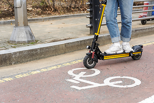 포토 JPG 주간 남자 한명 서기 20대 성인 야외 옆모습 운전 한국인 하반신 교통안전 자전거도로 성인남자한명만 전동퀵보드 모빌리티 국내포토 자연요소 1 육상교통 교통수단 뷰포인트 모션 안전 사람 동양인 청년 전용도로 퀵보드 남자한명만 성인남자만 파일형식
