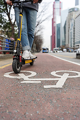 포토 JPG 주간 남자 한명 서기 20대 성인 야외 옆모습 운전 한국인 하반신 잡기 교통안전 자전거도로 성인남자한명만 전동퀵보드 모빌리티 국내포토 자연요소 1 육상교통 교통수단 뷰포인트 모션 안전 사람 동양인 청년 전용도로 퀵보드 남자한명만 성인남자만 파일형식