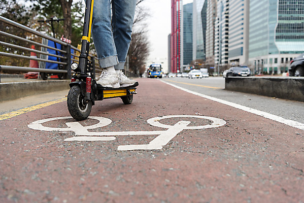 포토 JPG 주간 남자 한명 서기 20대 성인 야외 앞모습 운전 한국인 하반신 교통안전 자전거도로 성인남자한명만 전동퀵보드 모빌리티 국내포토 자연요소 1 육상교통 교통수단 뷰포인트 모션 안전 사람 동양인 청년 전용도로 퀵보드 남자한명만 성인남자만 파일형식