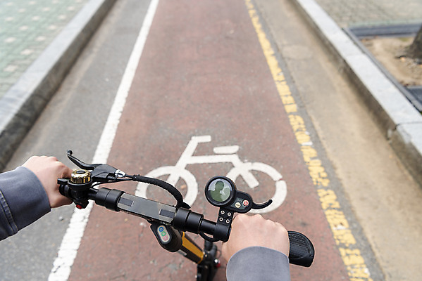 포토 JPG 주간 손 남자 손잡이 한명 20대 성인 야외 옆모습 신체부위 운전 한국인 잡기 교통안전 자전거도로 성인남자한명만 전동퀵보드 모빌리티 국내포토 자연요소 1 육상교통 교통수단 뷰포인트 모션 안전 사람 동양인 청년 전용도로 퀵보드 남자한명만 성인남자만 파일형식