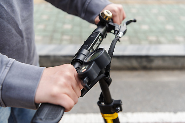 포토 JPG 주간 손 남자 손잡이 한명 서기 상반신 20대 성인 야외 옆모습 신체부위 한국인 잡기 교통안전 성인남자한명만 전동퀵보드 모빌리티 국내포토 자연요소 1 육상교통 교통수단 뷰포인트 모션 안전 사람 동양인 청년 퀵보드 남자한명만 성인남자만 파일형식