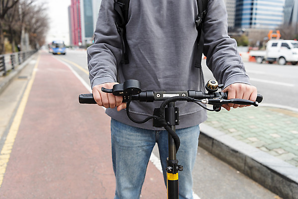 포토 JPG 주간 손 남자 한명 서기 상반신 20대 성인 야외 앞모습 아웃포커스 운전 한국인 잡기 교통안전 자전거도로 성인남자한명만 전동퀵보드 모빌리티 국내포토 자연요소 1 육상교통 교통수단 뷰포인트 모션 촬영기법 안전 사람 동양인 청년 신체부위 전용도로 퀵보드 남자한명만 성인남자만 파일형식
