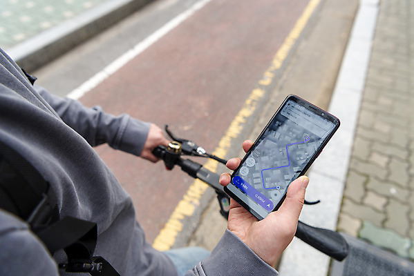 포토 JPG 주간 손 남자 손잡이 한명 들기 상반신 20대 성인 야외 옆모습 신체부위 스마트폰 한국인 잡기 교통안전 네비게이션 자전거도로 성인남자한명만 전동퀵보드 모빌리티 국내포토 자연요소 1 육상교통 교통수단 뷰포인트 모션 안전 사람 동양인 청년 핸드폰 스마트기기 전용도로 퀵보드 남자한명만 성인남자만 파일형식