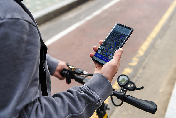 포토 JPG 주간 손 남자 손잡이 한명 들기 상반신 20대 성인 야외 옆모습 신체부위 스마트폰 한국인 잡기 교통안전 네비게이션 자전거도로 성인남자한명만 전동퀵보드 모빌리티 국내포토 자연요소 1 육상교통 교통수단 뷰포인트 모션 안전 사람 동양인 청년 핸드폰 스마트기기 전용도로 퀵보드 남자한명만 성인남자만 파일형식