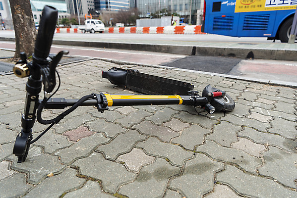 포토 JPG 주간 사람없음 야외 보행로 교통안전 공유 공유경제 전동퀵보드 쓰러짐 모빌리티 국내포토 자연요소 길 육상교통 교통수단 모션 안전 경제 퀵보드 파일형식