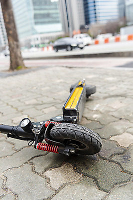 포토 JPG 주간 근접촬영 사람없음 야외 바퀴 보행로 교통안전 공유 공유경제 전동퀵보드 쓰러짐 모빌리티 국내포토 자연요소 길 육상교통 교통수단 뷰포인트 모션 안전 경제 퀵보드 파일형식