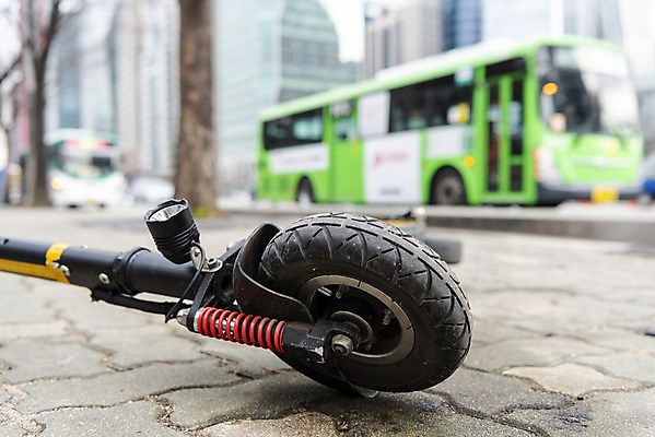 포토 JPG 주간 근접촬영 사람없음 야외 바퀴 보행로 교통안전 공유 공유경제 전동퀵보드 쓰러짐 모빌리티 국내포토 자연요소 길 육상교통 교통수단 뷰포인트 모션 안전 경제 퀵보드 파일형식