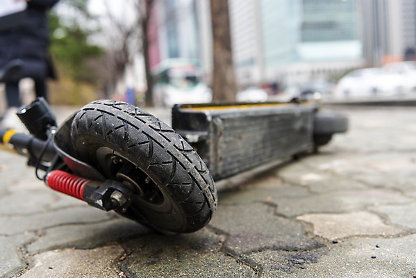 포토 JPG 주간 근접촬영 사람없음 야외 아웃포커스 바퀴 보행로 교통안전 공유 공유경제 전동퀵보드 쓰러짐 모빌리티 국내포토 자연요소 길 육상교통 교통수단 뷰포인트 모션 촬영기법 안전 경제 퀵보드 파일형식