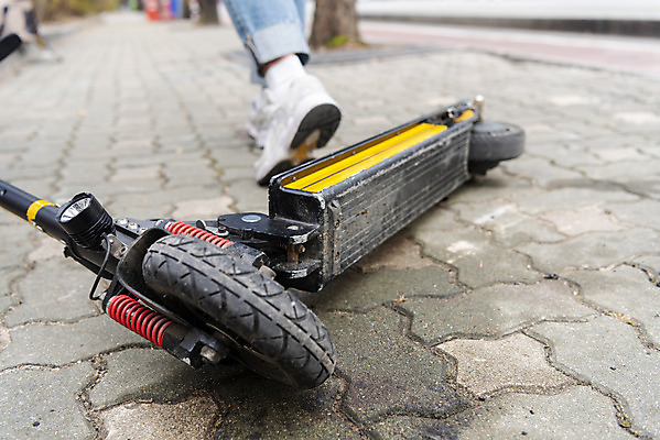 포토 JPG 주간 남자 한명 근접촬영 20대 성인 야외 뒷모습 걷기 한국인 하반신 바퀴 보행로 교통안전 공유 성인남자한명만 공유경제 전동퀵보드 모빌리티 국내포토 자연요소 1 길 육상교통 교통수단 뷰포인트 모션 안전 사람 동양인 청년 경제 퀵보드 남자한명만 성인남자만 파일형식