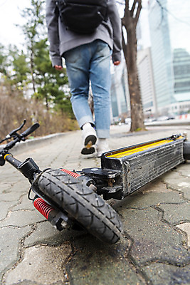 포토 JPG 주간 전신 남자 한명 근접촬영 20대 성인 야외 뒷모습 한국인 바퀴 보행로 교통안전 공유 성인남자한명만 공유경제 전동퀵보드 모빌리티 국내포토 자연요소 1 길 육상교통 교통수단 뷰포인트 안전 사람 동양인 청년 경제 퀵보드 남자한명만 성인남자만 파일형식