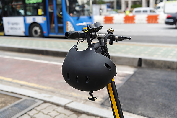 포토 JPG 주간 사람없음 야외 아웃포커스 보행로 헬멧 교통안전 걸림 전동퀵보드 모빌리티 국내포토 자연요소 길 육상교통 교통수단 모션 촬영기법 안전 보호장비 퀵보드 파일형식