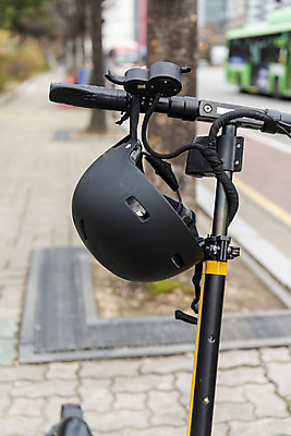 포토 JPG 주간 사람없음 야외 보행로 헬멧 교통안전 걸림 전동퀵보드 모빌리티 국내포토 자연요소 길 육상교통 교통수단 모션 안전 보호장비 퀵보드 파일형식