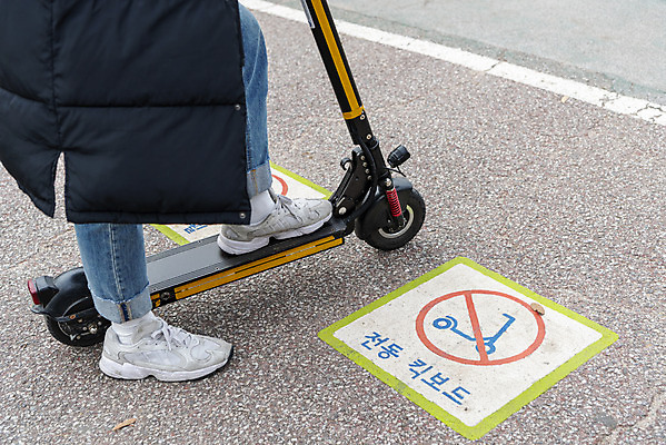 포토 JPG 주간 남자 한명 서기 20대 성인 야외 옆모습 한국인 금지 하반신 교통안전 성인남자한명만 전동퀵보드 모빌리티 국내포토 자연요소 1 육상교통 교통수단 뷰포인트 모션 안전 사람 동양인 청년 퀵보드 남자한명만 성인남자만 파일형식