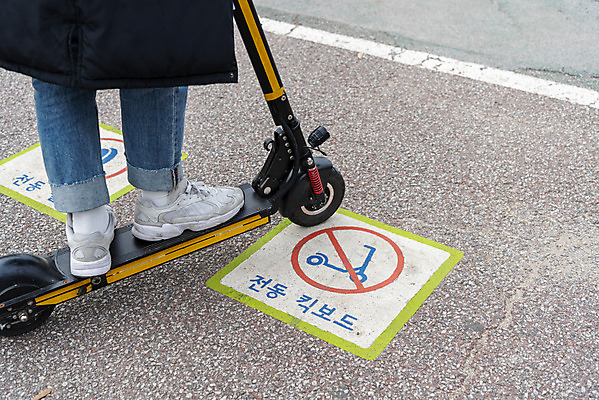 포토 JPG 주간 남자 한명 서기 20대 성인 야외 옆모습 운전 한국인 금지 하반신 교통안전 성인남자한명만 전동퀵보드 모빌리티 국내포토 자연요소 1 육상교통 교통수단 뷰포인트 모션 안전 사람 동양인 청년 퀵보드 남자한명만 성인남자만 파일형식