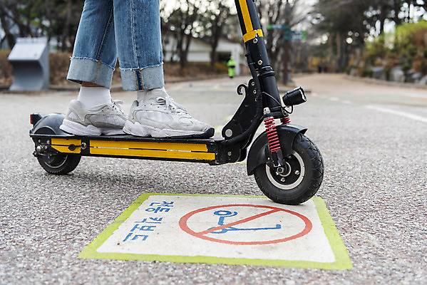 포토 JPG 주간 남자 한명 서기 20대 성인 야외 옆모습 운전 한국인 금지 하반신 교통안전 성인남자한명만 전동퀵보드 모빌리티 국내포토 자연요소 1 육상교통 교통수단 뷰포인트 모션 안전 사람 동양인 청년 퀵보드 남자한명만 성인남자만 파일형식