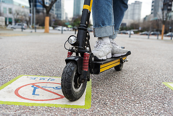 포토 JPG 주간 남자 한명 서기 20대 성인 야외 옆모습 운전 한국인 금지 하반신 교통안전 성인남자한명만 전동퀵보드 모빌리티 국내포토 자연요소 1 육상교통 교통수단 뷰포인트 모션 안전 사람 동양인 청년 퀵보드 남자한명만 성인남자만 파일형식
