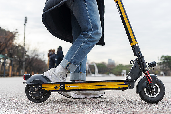 포토 JPG 주간 남자 이동 한명 20대 성인 야외 옆모습 걷기 한국인 금지 하반신 교통안전 성인남자한명만 전동퀵보드 모빌리티 국내포토 자연요소 1 육상교통 교통수단 뷰포인트 컨셉 모션 안전 사람 동양인 청년 퀵보드 남자한명만 성인남자만 파일형식