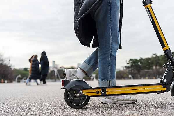 포토 JPG 주간 남자 이동 한명 20대 성인 야외 옆모습 걷기 한국인 금지 하반신 교통안전 성인남자한명만 전동퀵보드 모빌리티 국내포토 자연요소 1 육상교통 교통수단 뷰포인트 컨셉 모션 안전 사람 동양인 청년 퀵보드 남자한명만 성인남자만 파일형식