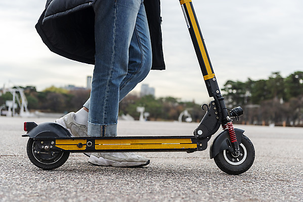 포토 JPG 주간 남자 이동 한명 20대 성인 야외 옆모습 걷기 한국인 금지 하반신 교통안전 성인남자한명만 전동퀵보드 모빌리티 국내포토 자연요소 1 육상교통 교통수단 뷰포인트 컨셉 모션 안전 사람 동양인 청년 퀵보드 남자한명만 성인남자만 파일형식