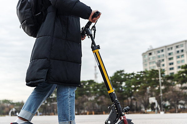 포토 JPG 주간 남자 이동 한명 20대 성인 야외 옆모습 걷기 한국인 하반신 교통안전 성인남자한명만 전동퀵보드 모빌리티 국내포토 자연요소 1 육상교통 교통수단 뷰포인트 컨셉 모션 안전 사람 동양인 청년 퀵보드 남자한명만 성인남자만 파일형식