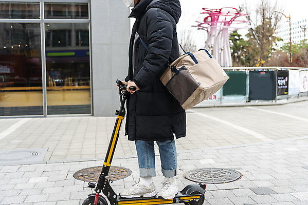 포토 JPG 주간 전신 남자 한명 20대 성인 야외 옆모습 운전 한국인 잡기 배송 교통안전 배달원가방 배달음식 성인남자한명만 전동퀵보드 모빌리티 국내포토 자연요소 1 음식 육상교통 교통수단 뷰포인트 모션 안전 사람 동양인 청년 배달 퀵보드 남자한명만 성인남자만 파일형식